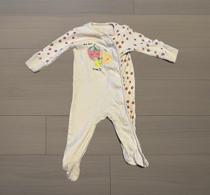 Kislány rugdalózó