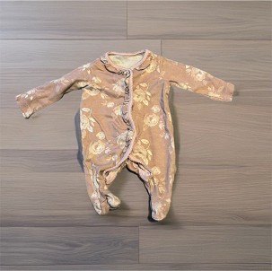 Kislány rugdalózó