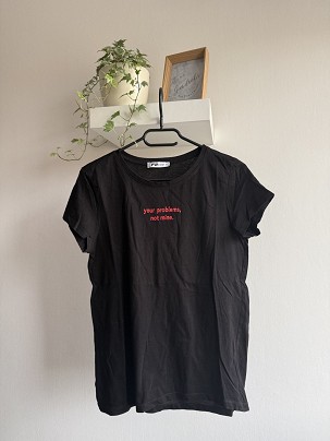 Te problémád nem az enyém feliratú póló