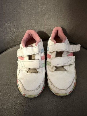 Adidas kislány cipő