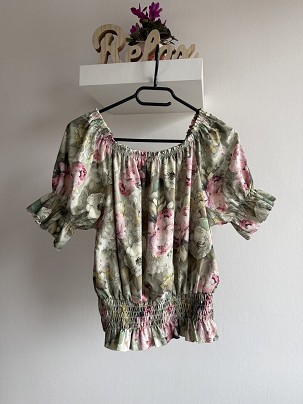 Virágmintás felső