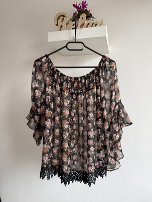Fodros virágmintás felső