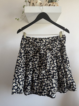 Shein virágmintás szoknyakinézetű rövidnadrág