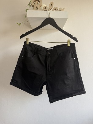 Fekete rövidnadrág