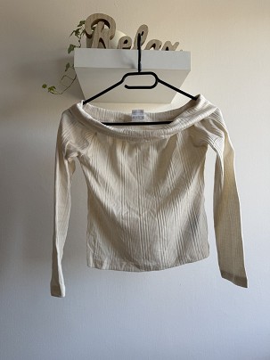 Krém színű ejtett vállú felső