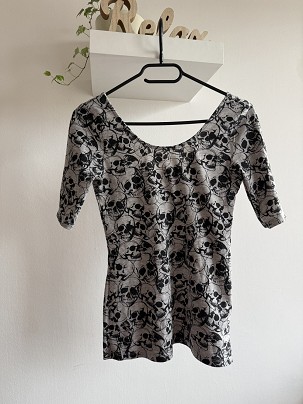 H&M koponyás felső