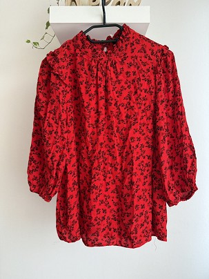 Piros virágos felső